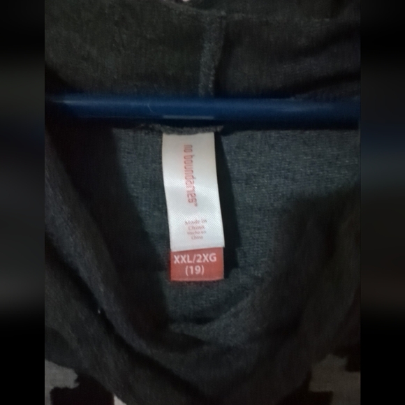 Long sleeve shirt with felt design - Picture 3 of 3